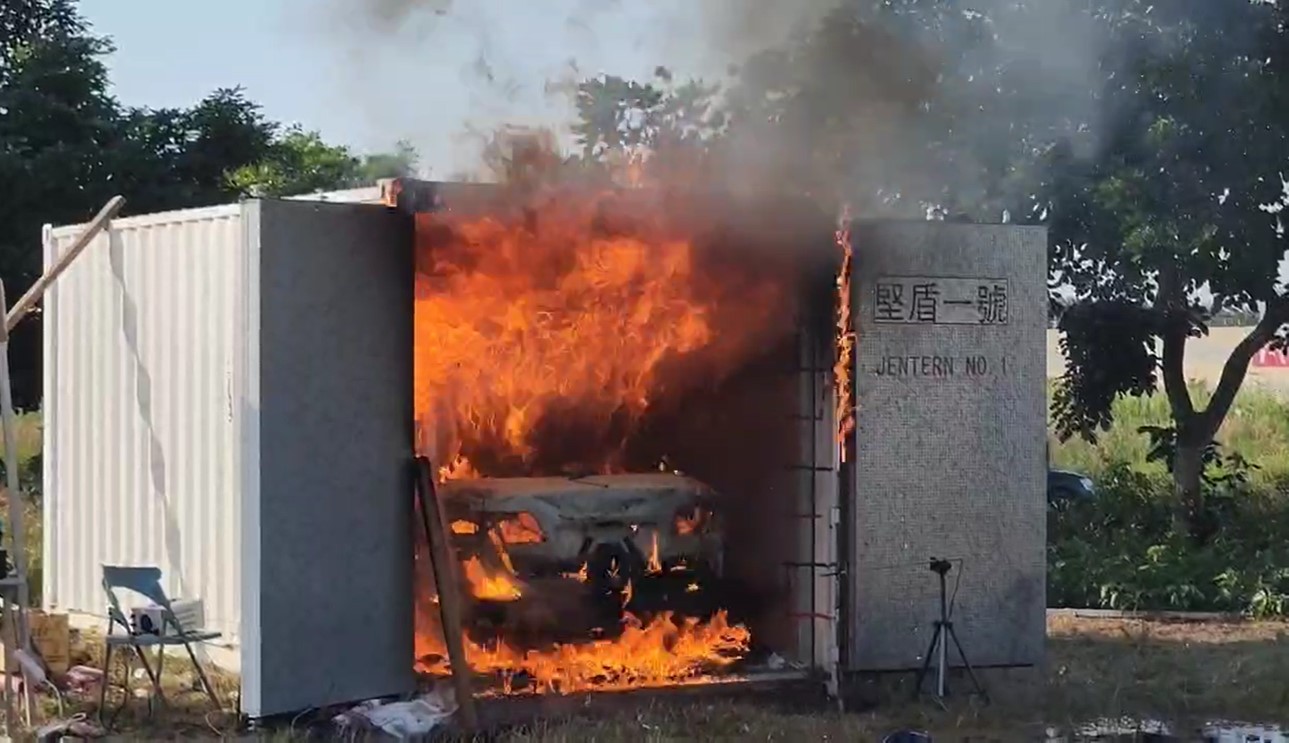 JENTERN 儲能設備及危險物品防火防爆貨櫃電動車熱失控火災防護測試實拍